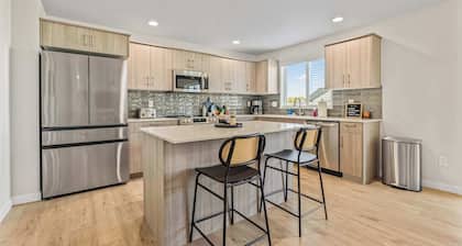 6BR Retreat with Playground, Basketball & Sleeps 22