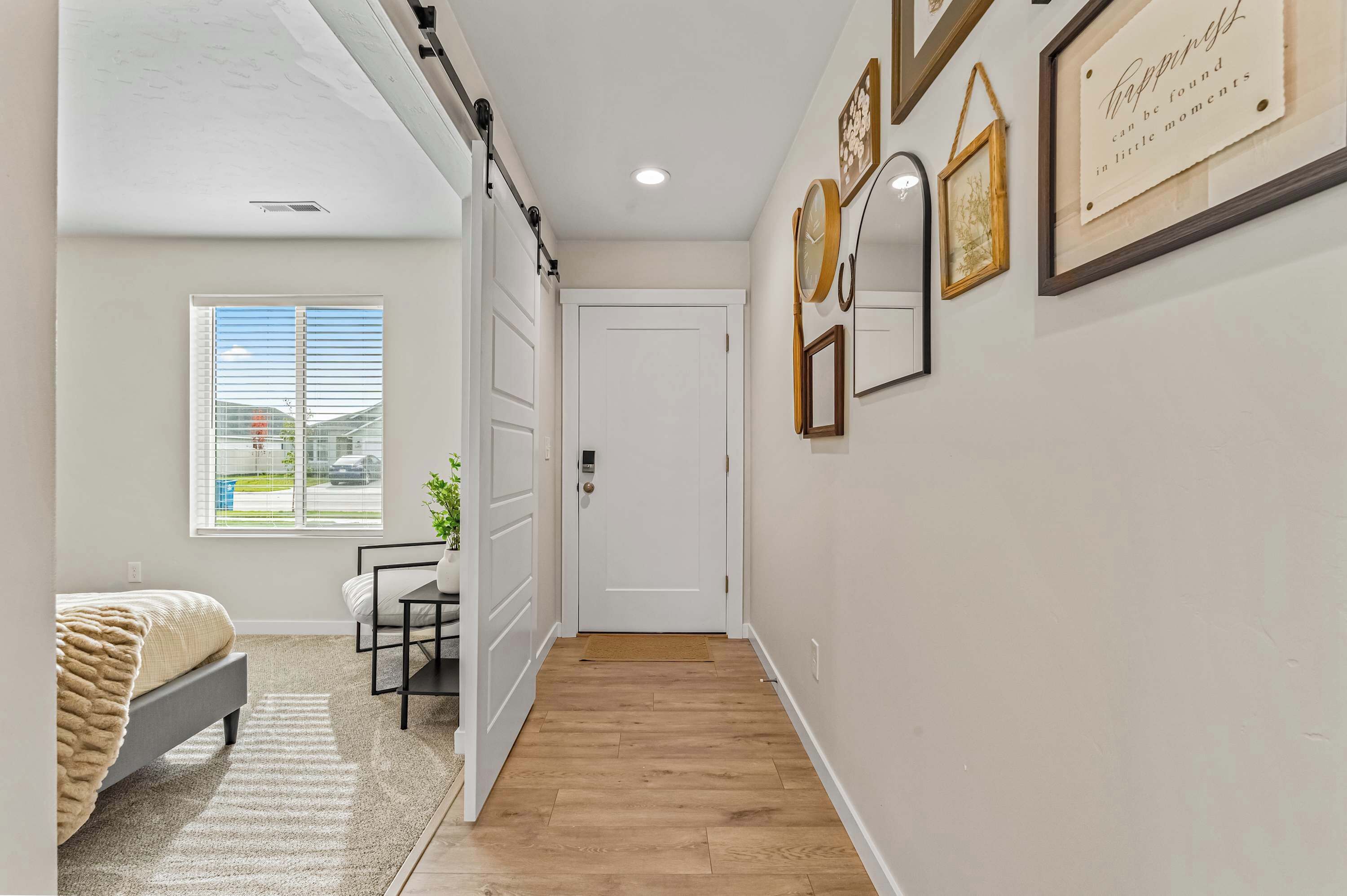 6 makuuhuonetta, työpöytä, silitysrauta/-lauta, vauvan matkasänky