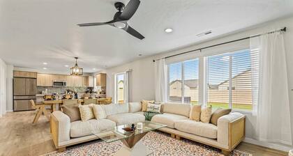 Spacious 6BR Sleeps 22 with Playground, Basketball