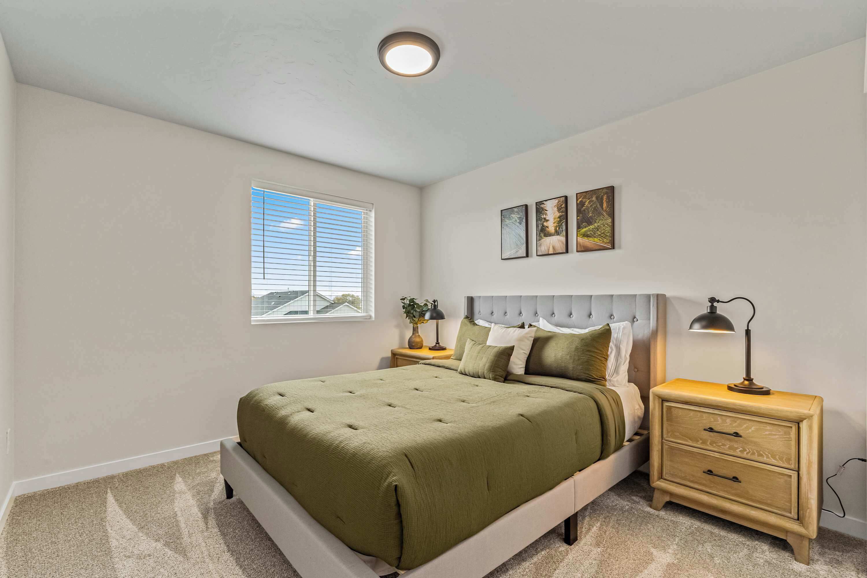 6 bedrooms, desk, iron/ironing board, travel crib