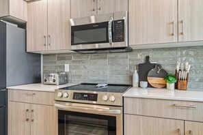 Frigorífico, microondas, horno y placa de cocina