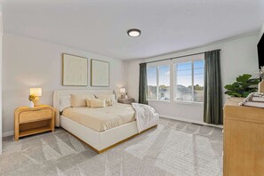 6 habitaciones, escritorio y tabla de planchar con plancha 