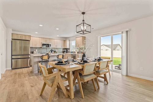 6BR Retreat with Playground, Basketball & Sleeps 22