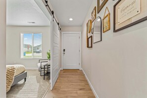 6 bedrooms, desk, iron/ironing board, travel crib