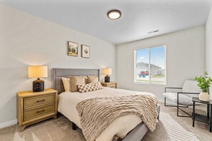 6 bedrooms, desk, iron/ironing board, travel crib