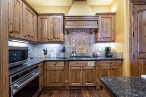 Studio, 1 Bedroom | Private kitchen