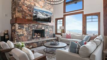 Appart'hÎtel, 5 chambres | Coin séjour | TV connectée