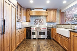 Condo, 5 Bedrooms | Private kitchen | Fridge, oven, coffee/tea maker, toaster