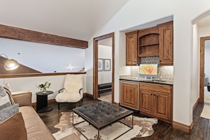 Condo, 5 Bedrooms | Living area