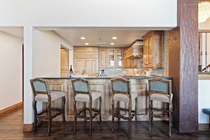 Condo, 5 Bedrooms | Private kitchen