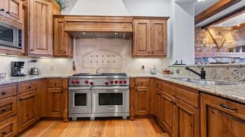 Apartment, 3 Schlafzimmer | Eigene Küche | Kühlschrank, Ofen, Wasserkocher mit Kaffee-/Teezubehör, Toaster