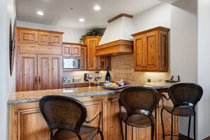 Appart'hôtel, 3 chambres | Cuisine privée