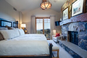 5 habitaciones y espacio para trabajar con laptop 