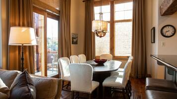 Condo, 5 habitaciones | Restaurantes