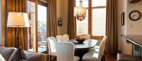 Condo, 5 habitaciones | Restaurantes