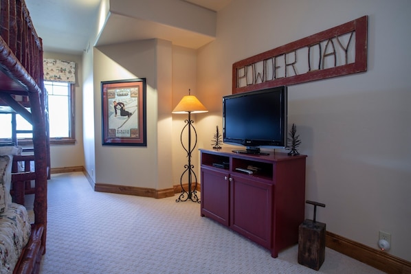 Condo, 5 Bedrooms | Living area