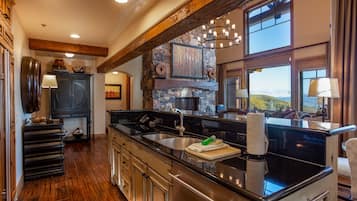 Condo, 5 Bedrooms | Interior