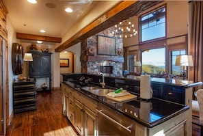Condo, 5 Bedrooms | Interior