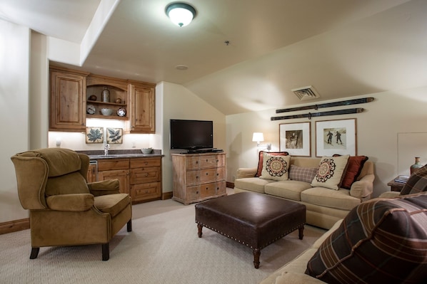 Condo, 5 Bedrooms | Living area | Smart TV