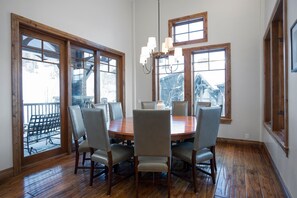 公寓式客房, 5 间卧室 | 用餐