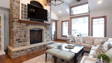 Condo, 5 Bedrooms | Living area | Smart TV