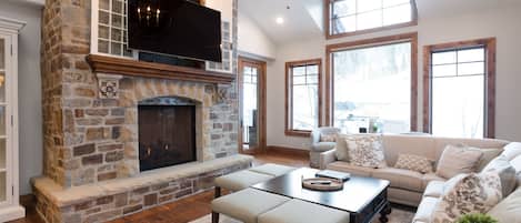 Condo, 5 quartos | Área de estar | Smart TV