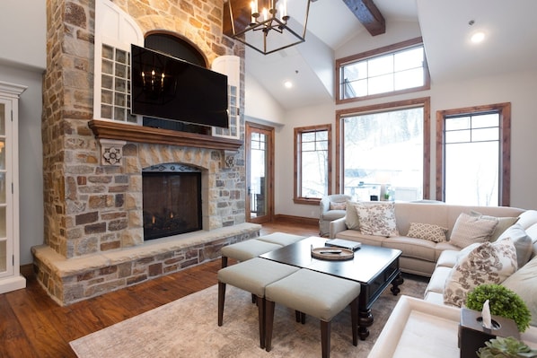 Condo, 5 Bedrooms | Living area