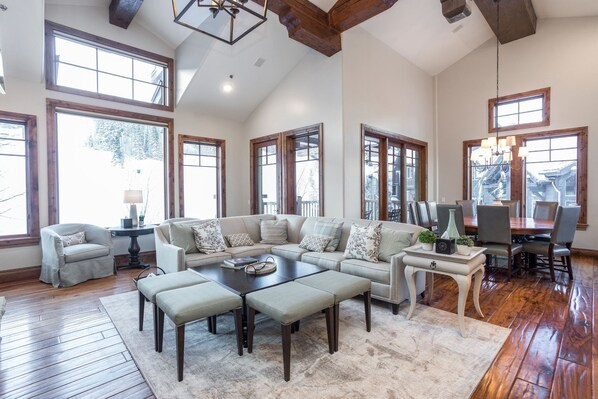 公寓式客房, 5 间卧室 | 起居区 | 智能电视