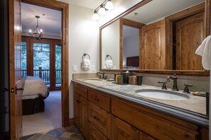 公寓式客房, 5 间卧室 | 浴室 | 毛巾、洗发水