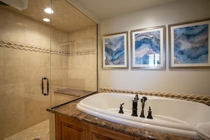 Condo, 3 habitaciones | Baño | Toallas y shampoo