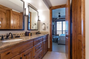 Lejlighed - 3 soveværelser | Badeværelse | Håndklæder, Shampoo