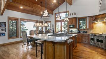 House, 6 Bedrooms | Private kitchen | Fridge, oven, coffee/tea maker, toaster