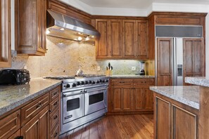 Rumah, 6 kamar tidur | Dapur pribadi | Lemari es, oven, mesin pembuat kopi/teh, dan pemanggang roti