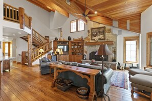 House, 6 Bedrooms | Living area | Smart TV