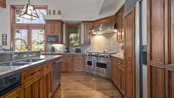 House, 6 Bedrooms | Private kitchen | Fridge, oven, coffee/tea maker, toaster