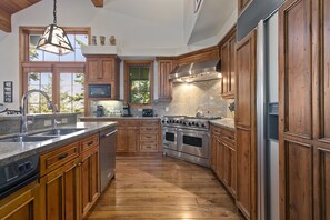 House, 6 Bedrooms | Private kitchen