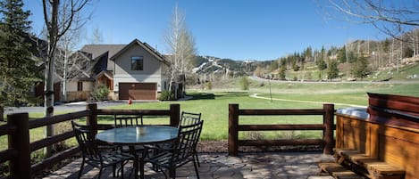 Appart'hôtel, 4 chambres | Restauration extérieure