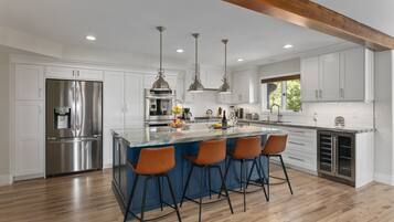 House, 6 Bedrooms | Private kitchen | Fridge, oven, coffee/tea maker