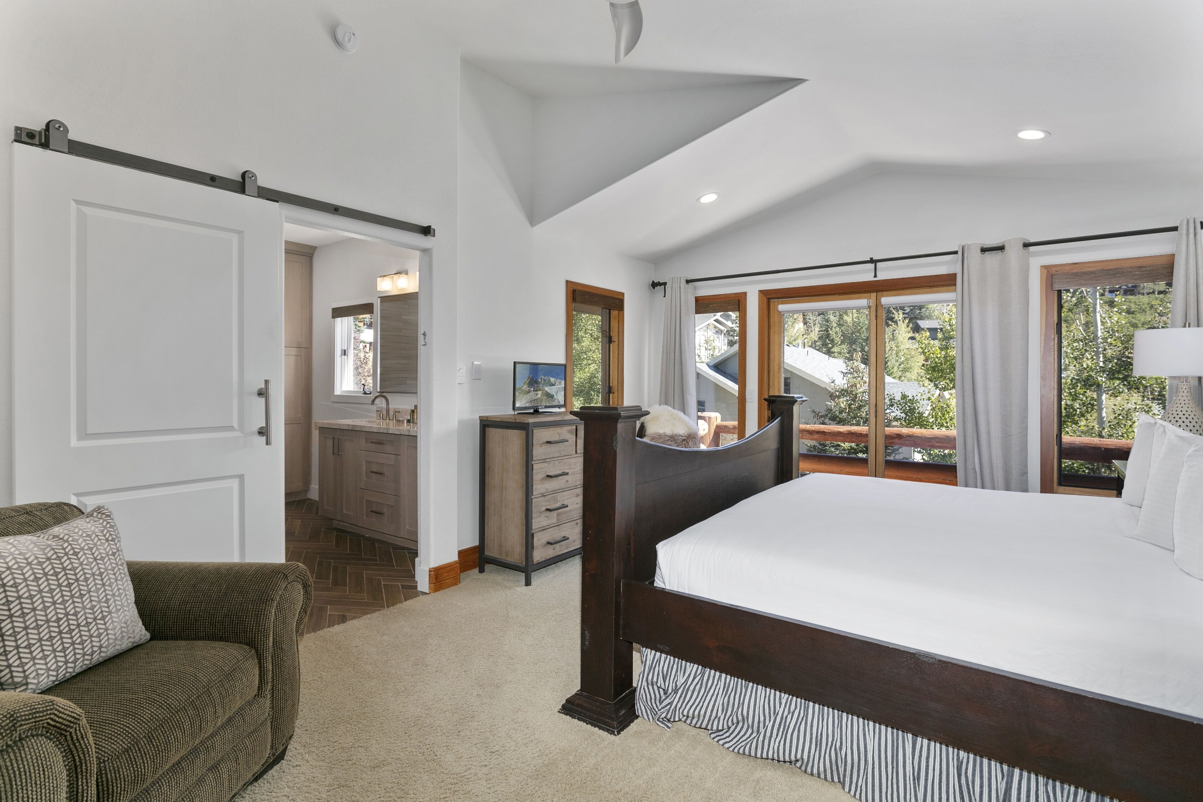 6 habitaciones, tabla de planchar con plancha y wifi gratis 