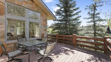 House, 6 Bedrooms | Outdoor dining