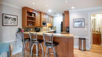 Appartement, 1 slaapkamer | Privékeuken | Een koelkast, een oven, een koffiezetapparaat/waterkoker