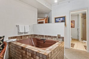 Condo, 2 habitaciones | Baño | Toallas y shampoo 