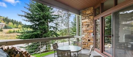 Condo, 2 habitaciones | Restaurante al aire libre