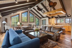 شقة - غرفتا نوم | منطقة المعيشة | تلفزيون ذكي