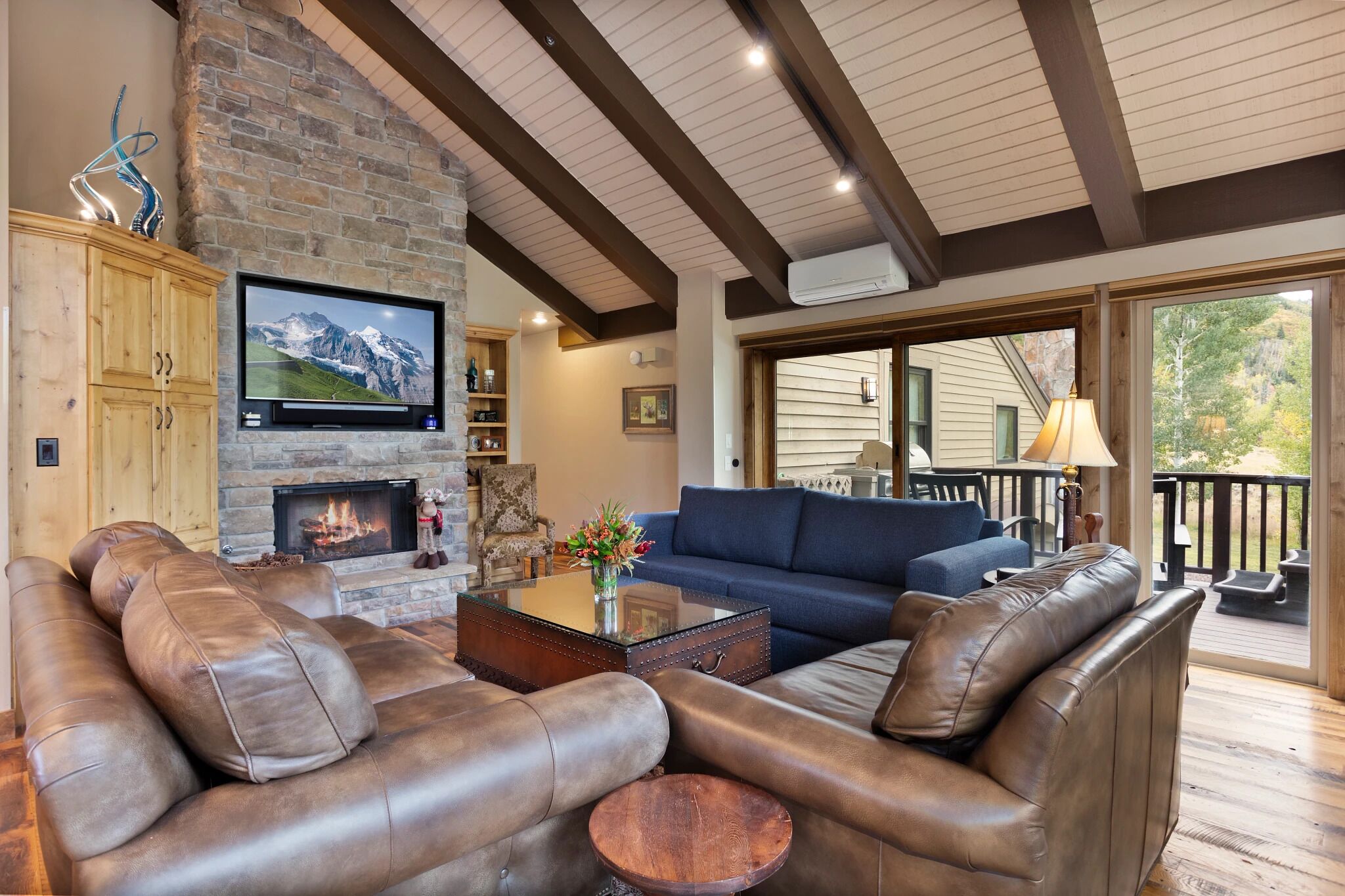 Condo, 2 habitaciones | Área de sala de estar | Smart TV 