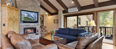 Condo, 2 habitaciones | Área de sala de estar | Smart TV