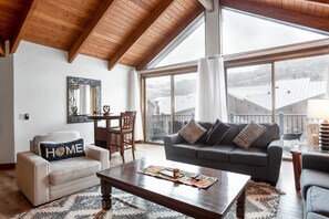 Apartment, 4 Schlafzimmer | Wohnbereich | Smart-TV