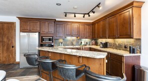 Apartment, 4 Schlafzimmer | Eigene Küche | Kühlschrank, Ofen, Wasserkocher mit Kaffee-/Teezubehör, Toaster