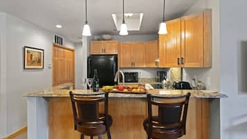 Condo, 2 quartos | Cozinha privada | Geladeira, fogão, cafeteira/chaleira, torradeira