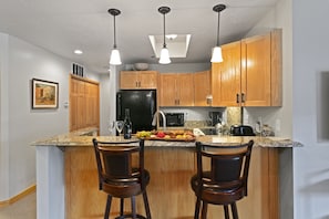 Condo, 2 quartos | Cozinha privada | Geladeira, fogão, cafeteira/chaleira, torradeira